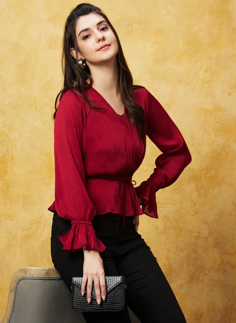 جلو باص بلوزة حفلات نسائية بياقة ملفوفة بتصميم بيبلوم من جلوبس